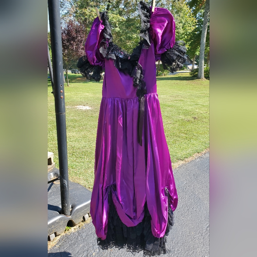 Purple and Black Gothic Dress. Halloween Costume And Witch Hat.
